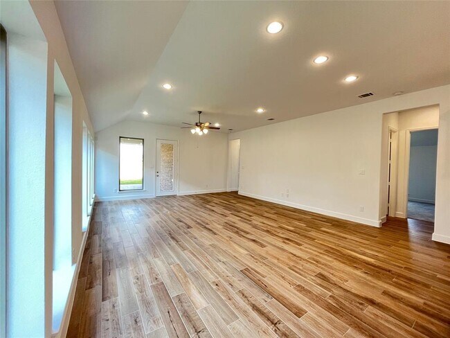 Building Photo - 29418 Pearwood Dr