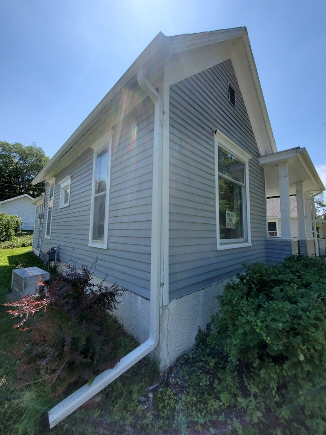 Building Photo - 1020 N Iowa Ave