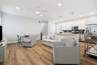 Building Photo - 1809 Hillary St