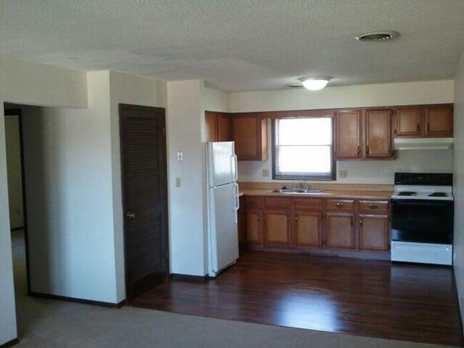 Building Photo - $925 | 2 Bedroom, 1 Bathroom Apartment | P...