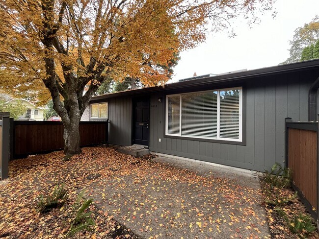 Foto del edificio - Bright 2-Bedroom Home with Open Living Are...