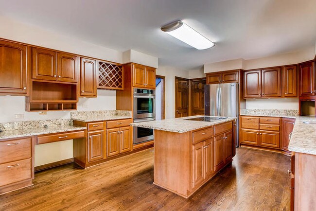 Building Photo - 6N125 E Ridgewood Dr