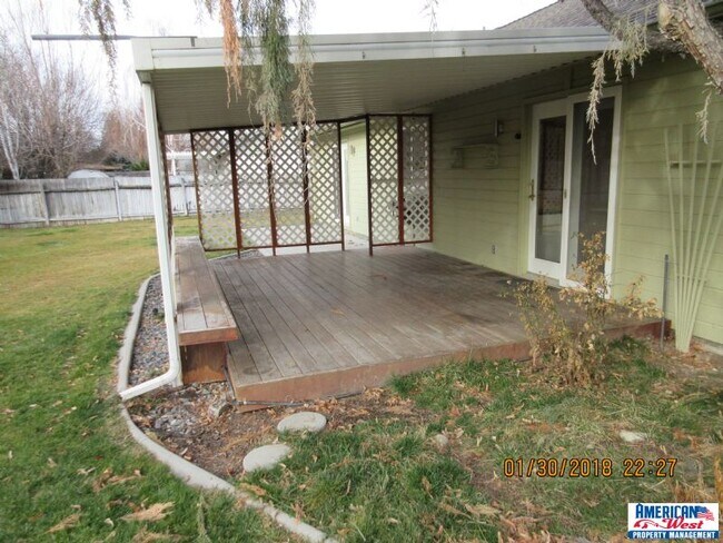 Building Photo - Just like new &amp; clean 3 bed 2.5 bath 2...