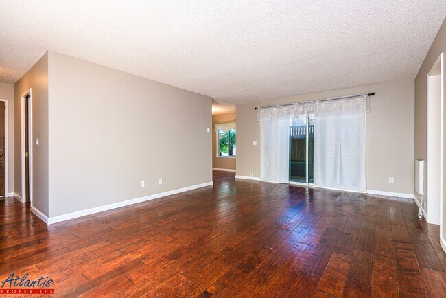Foto del edificio - Lovely Condo | Private Yard | Prime Location