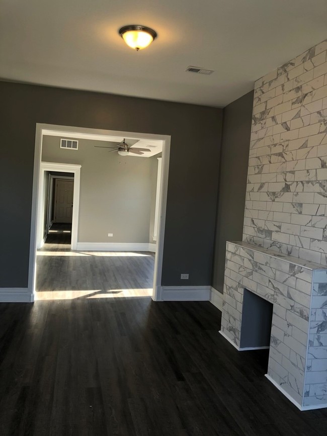 Building Photo - 209 S Albany Ave