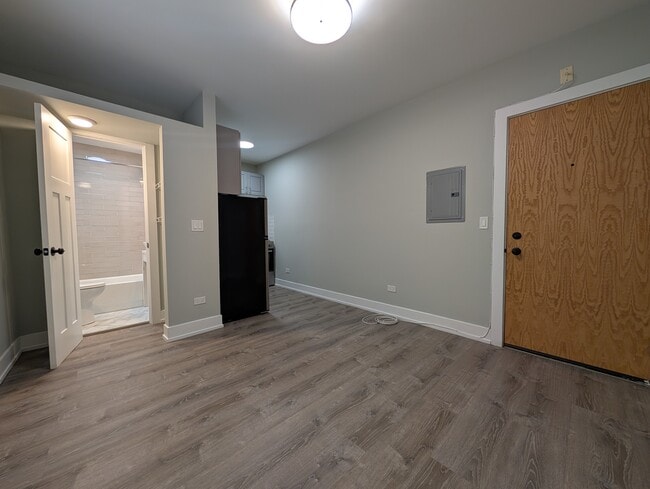 Building Photo - 503 W Belmont Ave