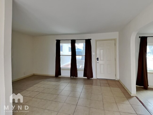 Building Photo - 215 Shady Rill