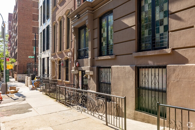 Building Photo - 210 E 35th St