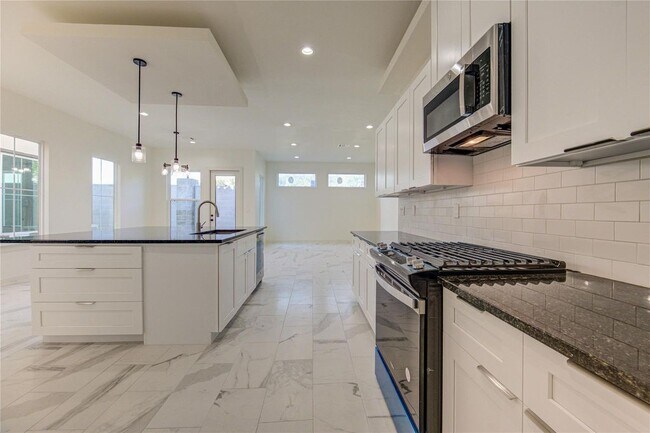 Building Photo - 2920 El Fenice Ln