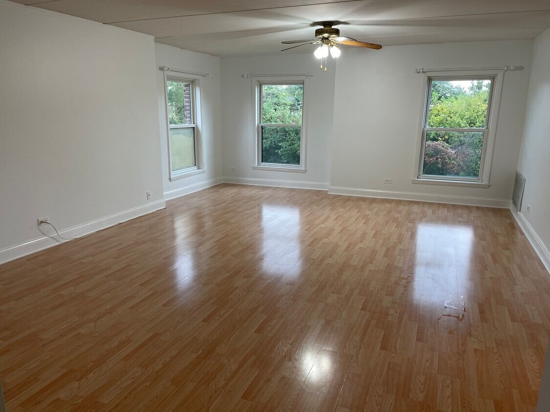 Primary Photo - 2610 Oakton St