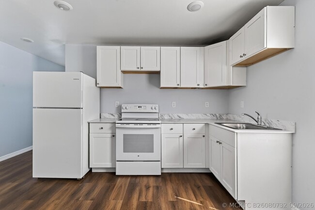 Building Photo - 639 6th St