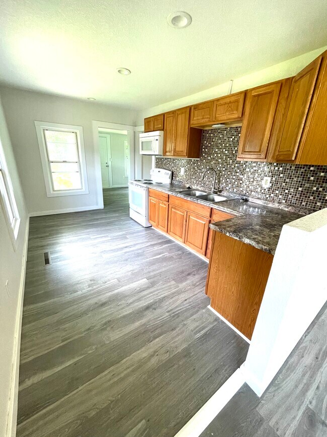 Kitchen - 1447 N Rogers Ave
