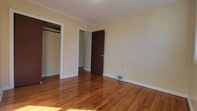 Building Photo - 223 Fairfield St