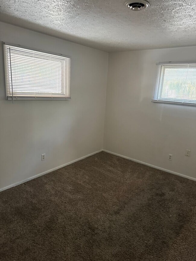 Foto del edificio - 2 Bedroom 1 bath Crescent St. Duplexes