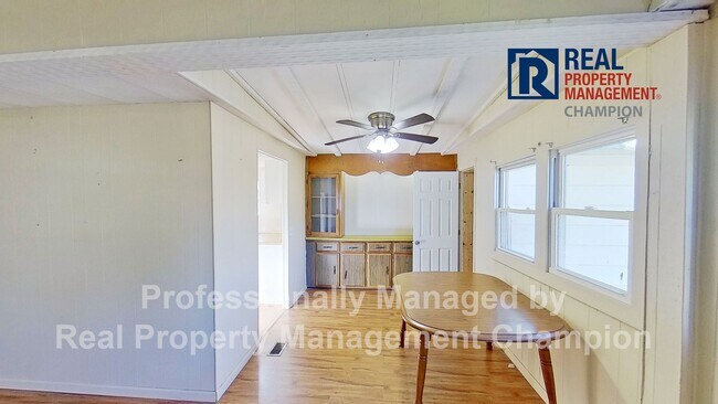 Foto del edificio - 3 BD/3 BA home just a few minutes drive to...