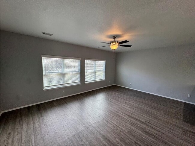 Foto del edificio - 1636 S Razorback Rd