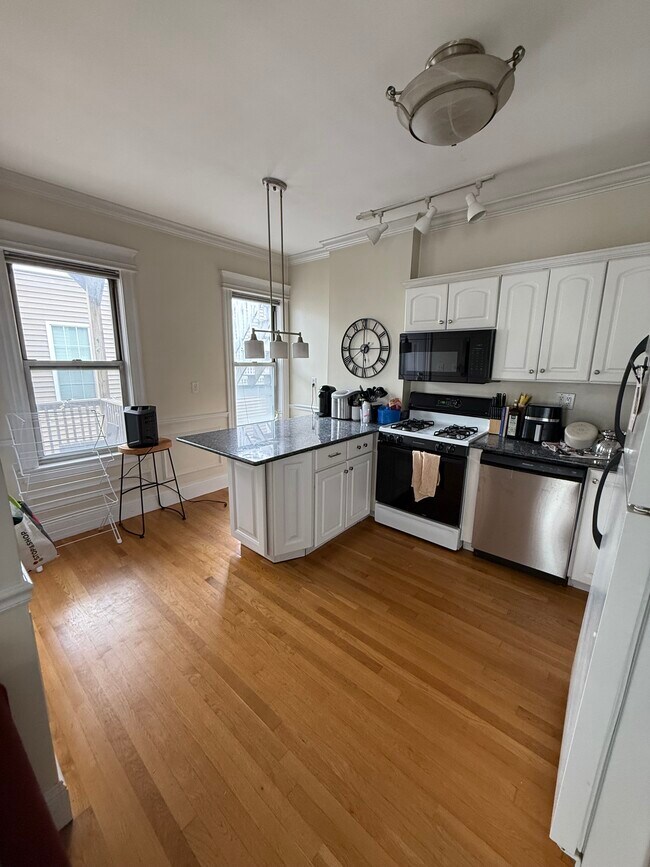 Building Photo - 145 L St