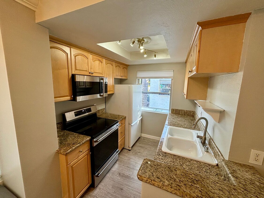 Foto principal - Beautiful 2 BD, 1.5 BA condo w/1 car detac...