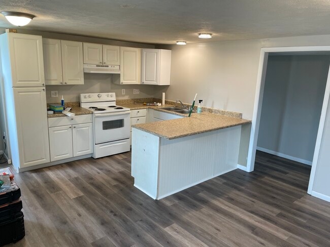 Kitchen - 1902 E Rosemont Dr