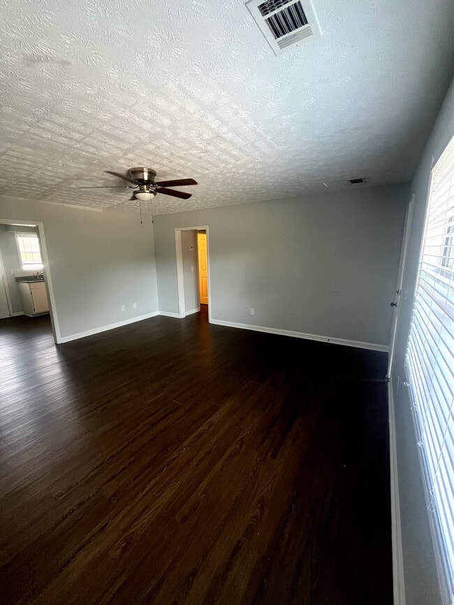 living room - 2606 Kennon Ct