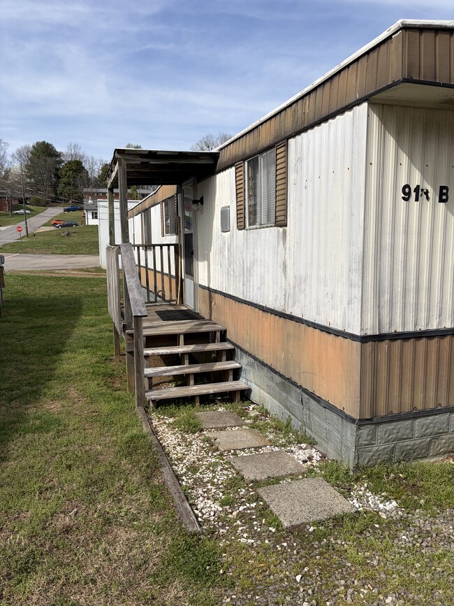 Building Photo - 918 Elm St