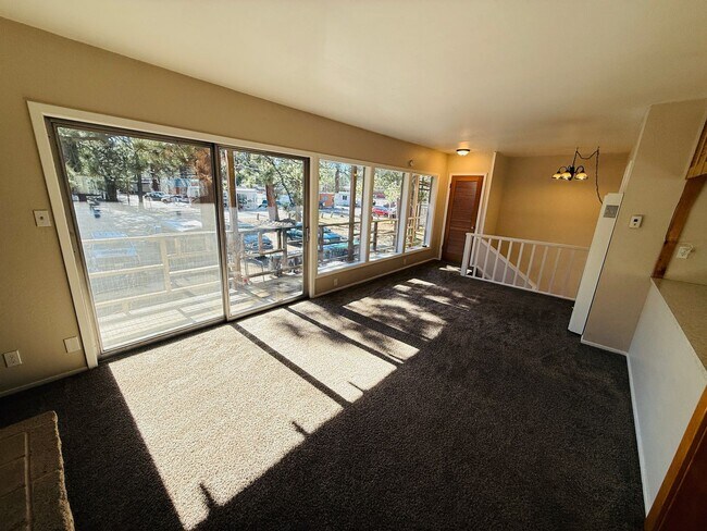 Foto del edificio - Pet friendly 3 bed 2 bath unit with all utilities included