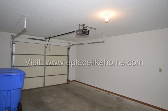 Building Photo - 2020 Rock Creek Court Tonganoxie KS 66086