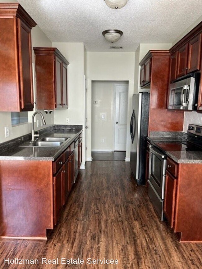 Building Photo - 4 br, 2 bath House - 884 Forest Street