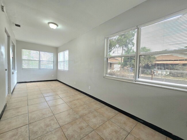 Foto del edificio - 824 N Florence Ave