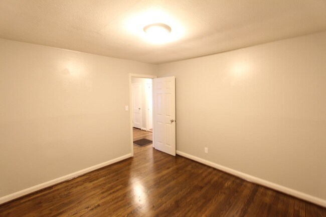Foto del edificio - Large and Cute 4BR 2BA Eastlake Home in Mo...