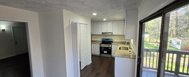 Foto del edificio - Beautifully Refreshed Home in the Green Acres Neighborhood