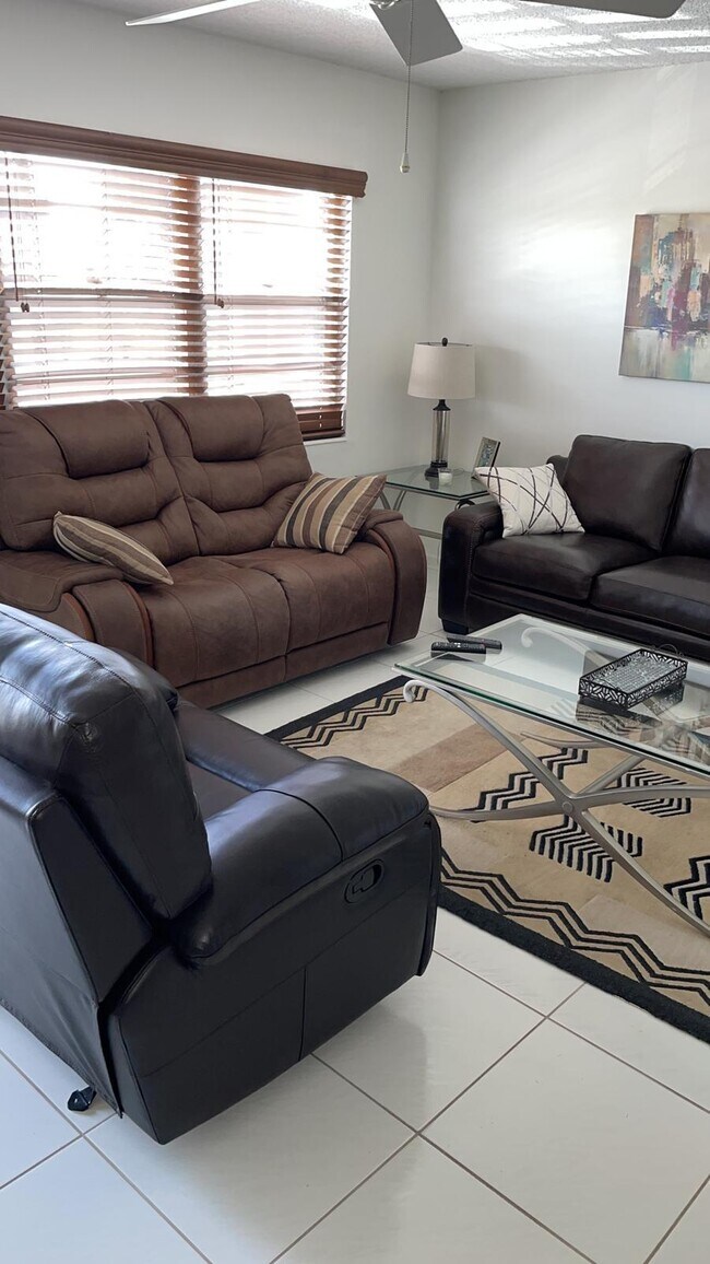 Foto del edificio - 4014 Cornwall Dr