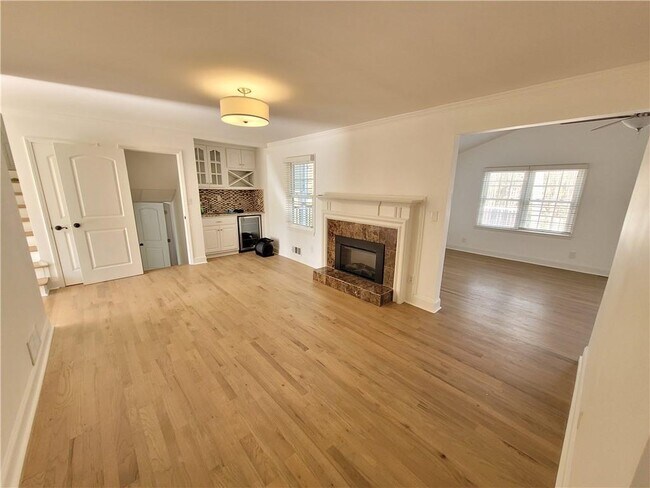 Foto del edificio - 180 Crestwood Ct