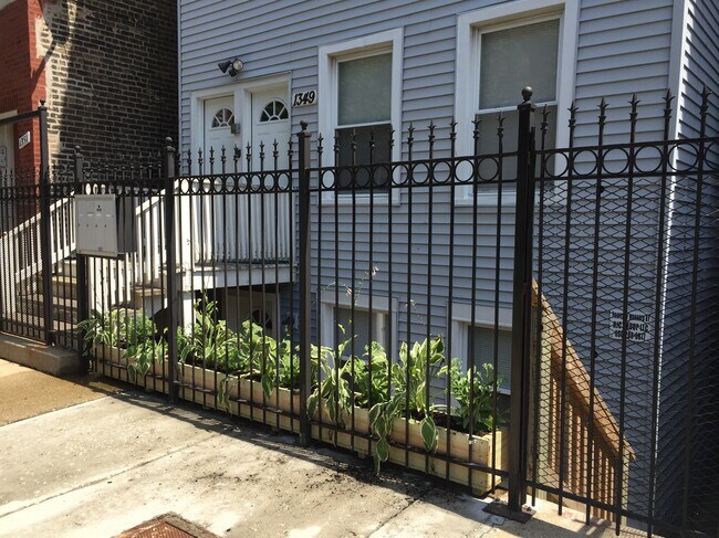 Foto del edificio - 1349 N Greenview Ave