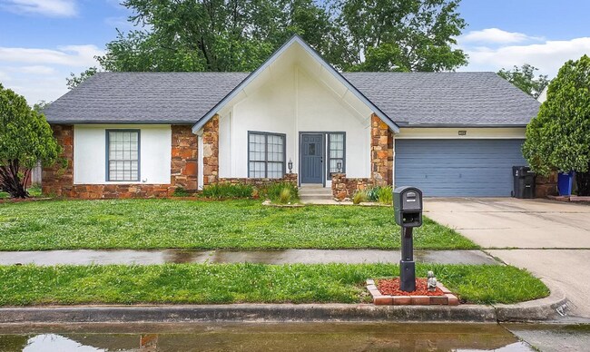 Foto del edificio - Charming 3-Bedroom Home with Modern Upgrad...