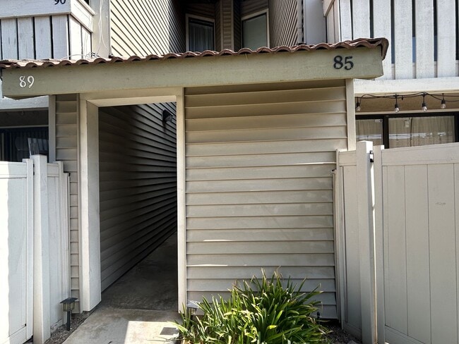 Foto del edificio - 85 COUNTRY MILE RD POMONA 91766 (2 BED / 2...