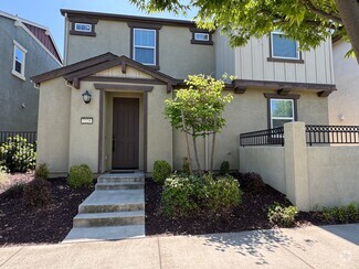 Building Photo - 2226 Village Green Dr