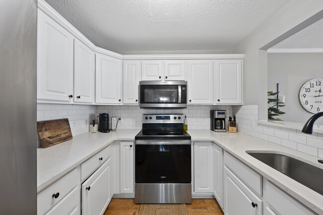 Building Photo - 1121 Parkridge Ln