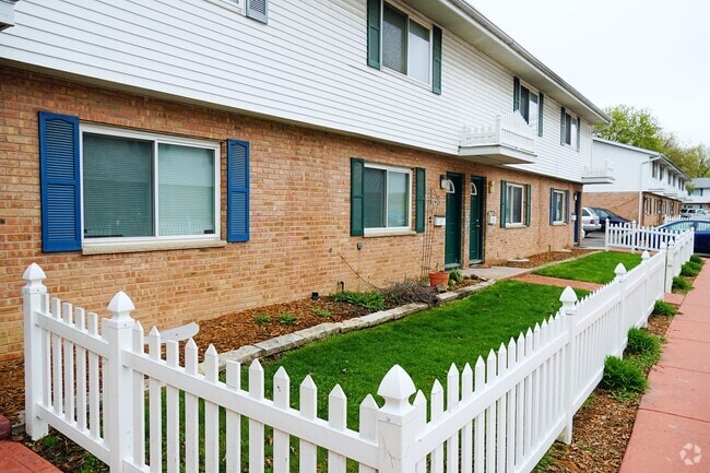 Building Photo - Woods Edge Townhomes