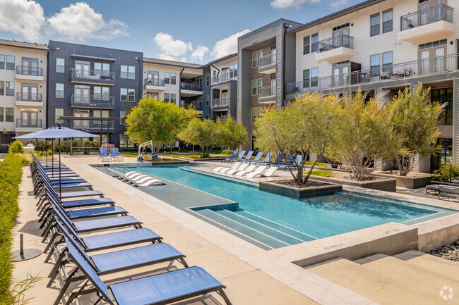 Resort pool with Tanning Ledge and Bubblers - Acero