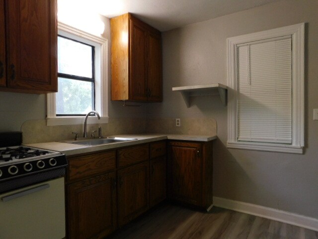 Building Photo - 210 E Maple Ave