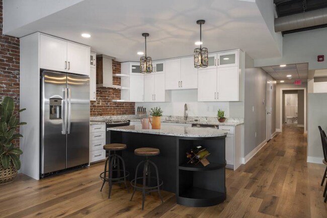 Building Photo - 828 Huron Rd E