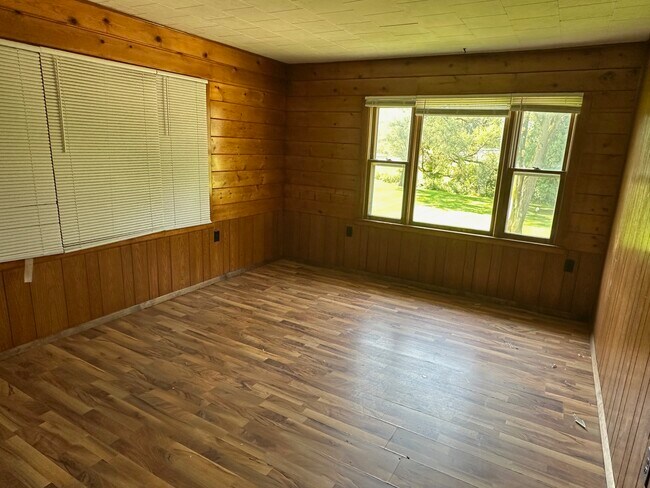 Building Photo - Price drop on this 3 bed 1.5 bath Apartmen...