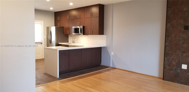 Foto del edificio - 1600 NE 114th St
