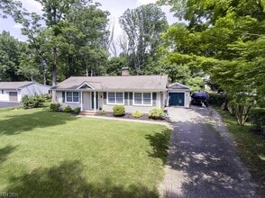 Building Photo - 32 Maple Ave