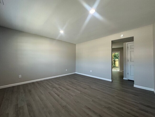 Building Photo - 606 Myrtlewood Cir