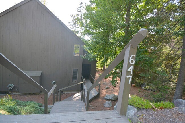 Building Photo - 647 Marmot Ln