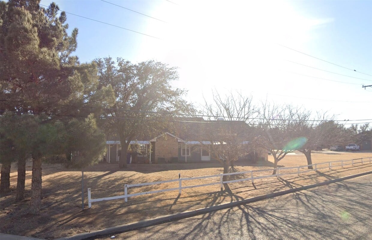 Building Photo - 610 W 8th St