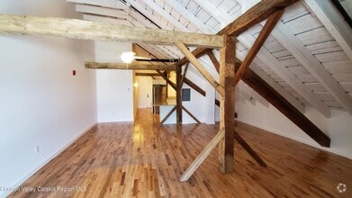 Building Photo - 32 Anthony St