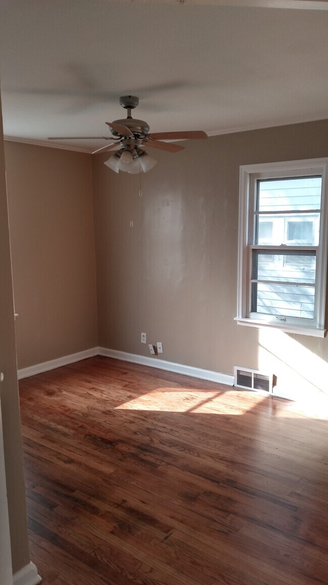 Foto del edificio - 1414 E 5th St